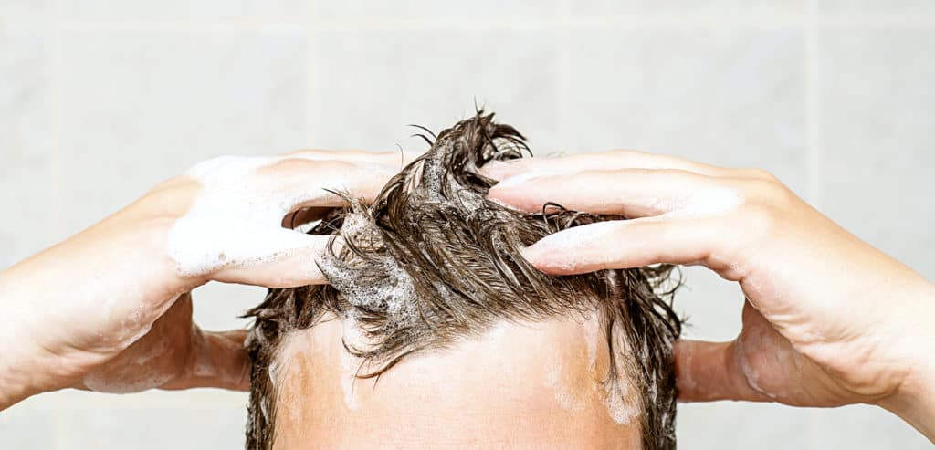 Мужской уход за волосами. Мытье головы мужчине. Мужчина моет голову. Шампунь для мужчин. Мужчина моет волосы шампунем.