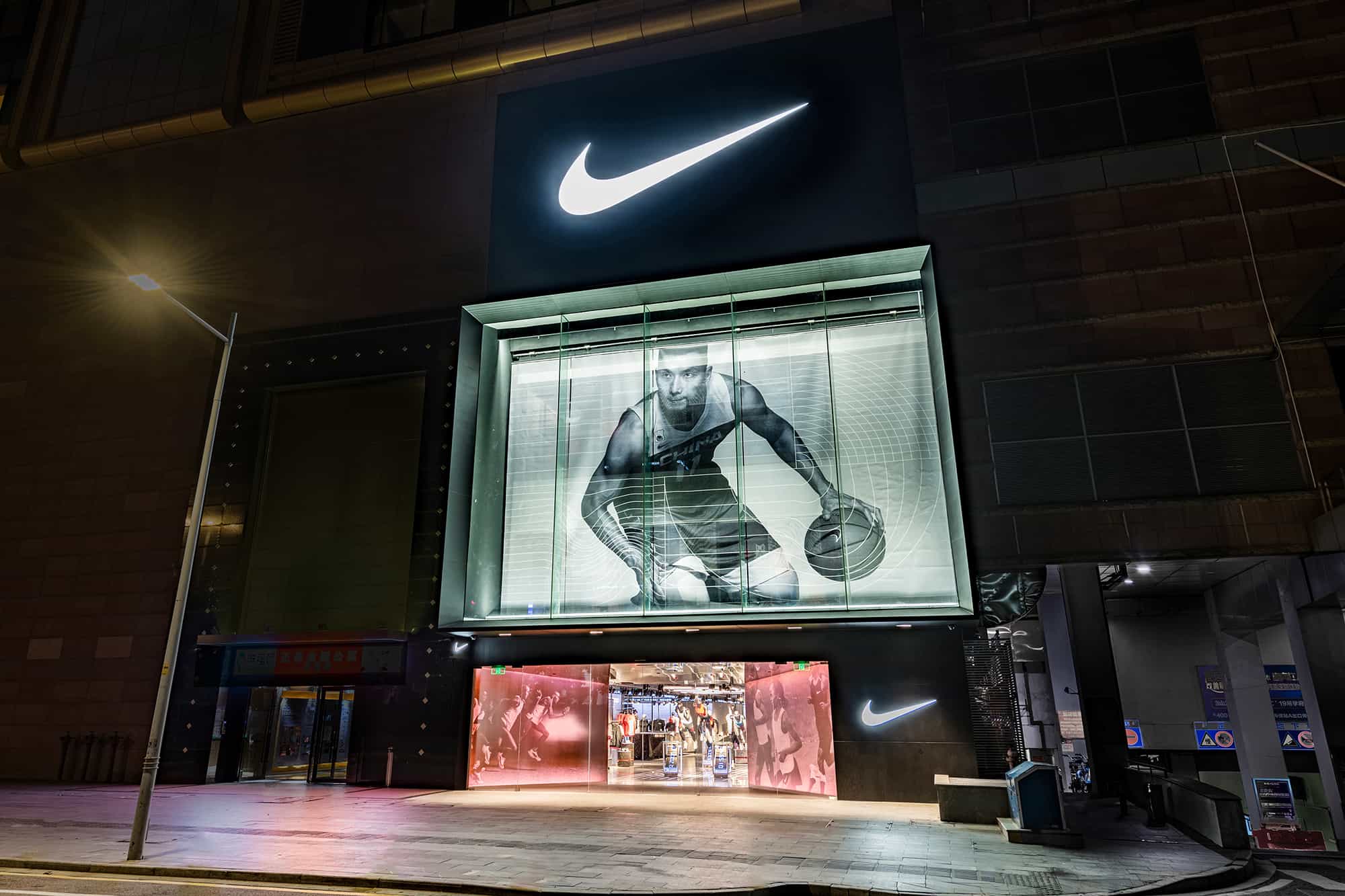 Champagne conversie Behoort Nike launches a digitally focused store in China