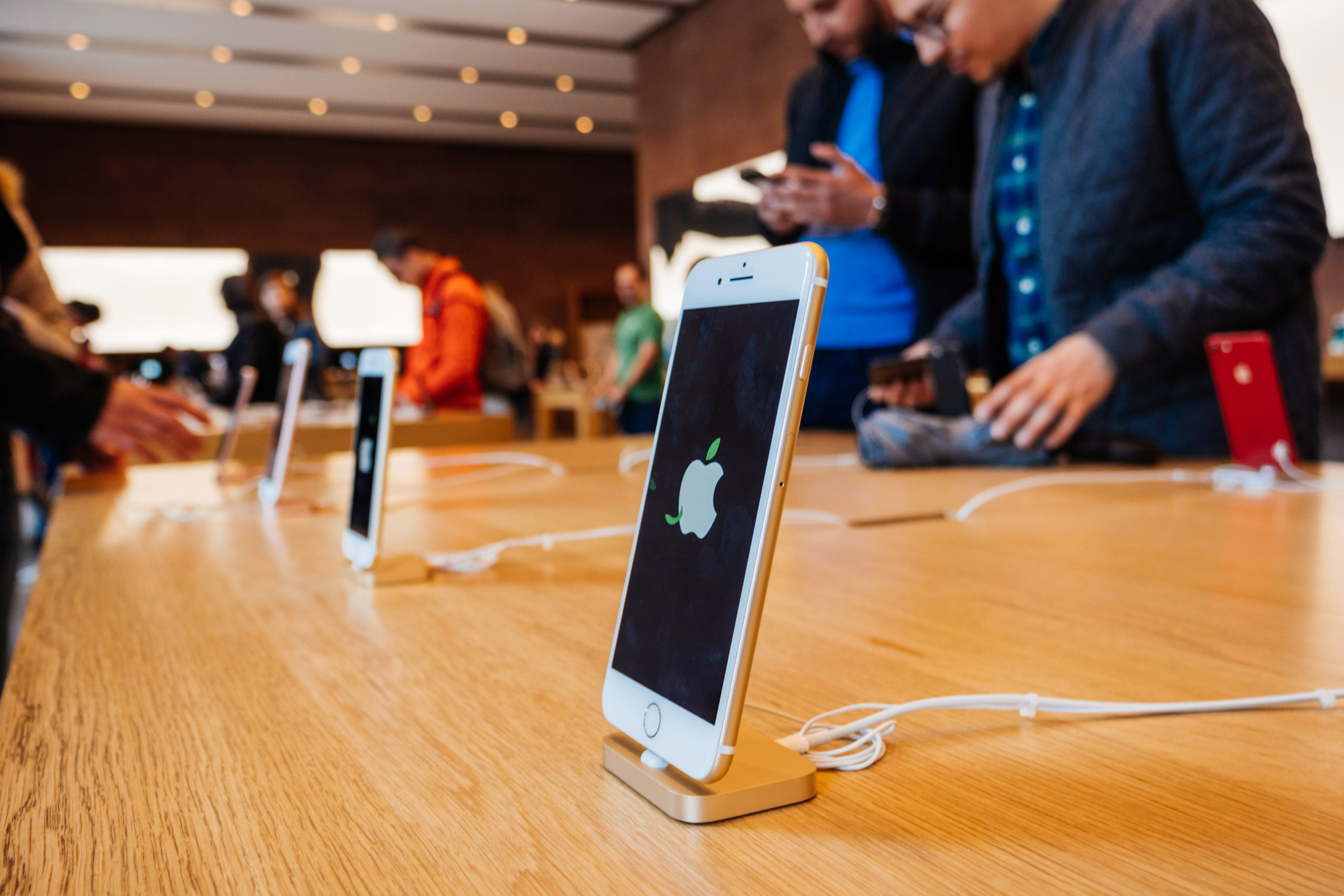 Apple To Boost Pay For US Workers As Inflation Bites