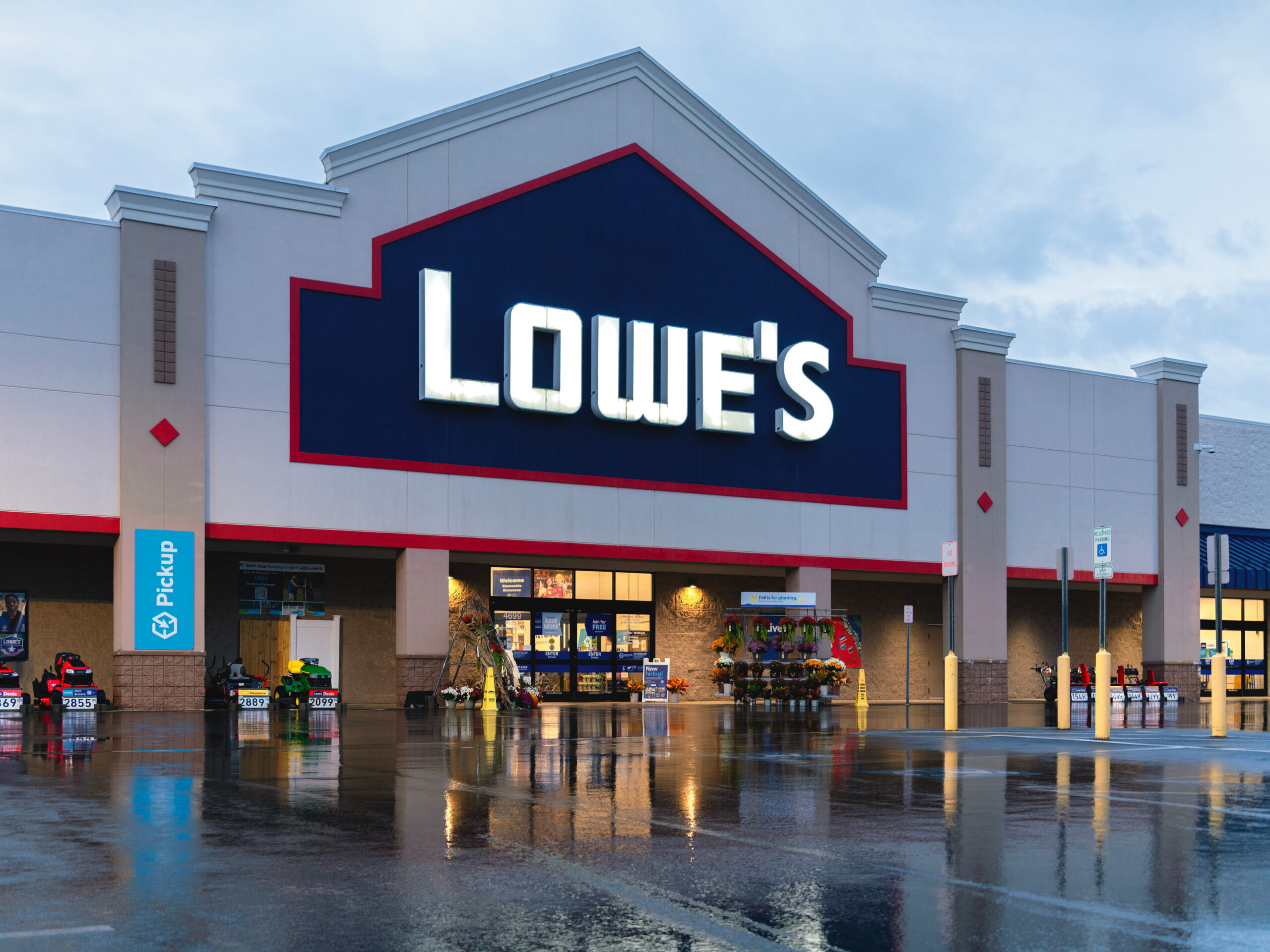 Ecommerce Trends: How Lowe's is using AI