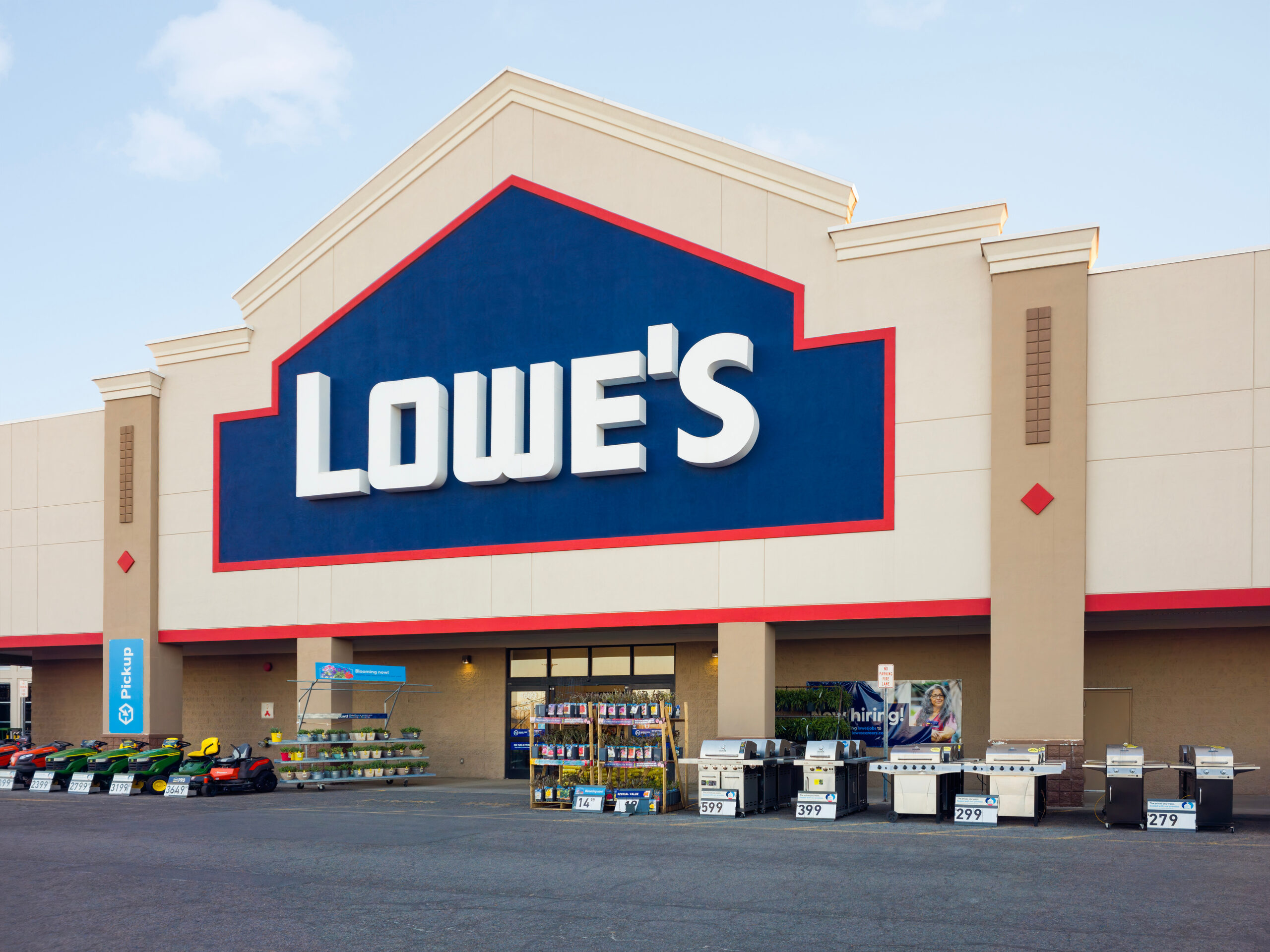 Lowe’s names execs to oversee Pro services and AI